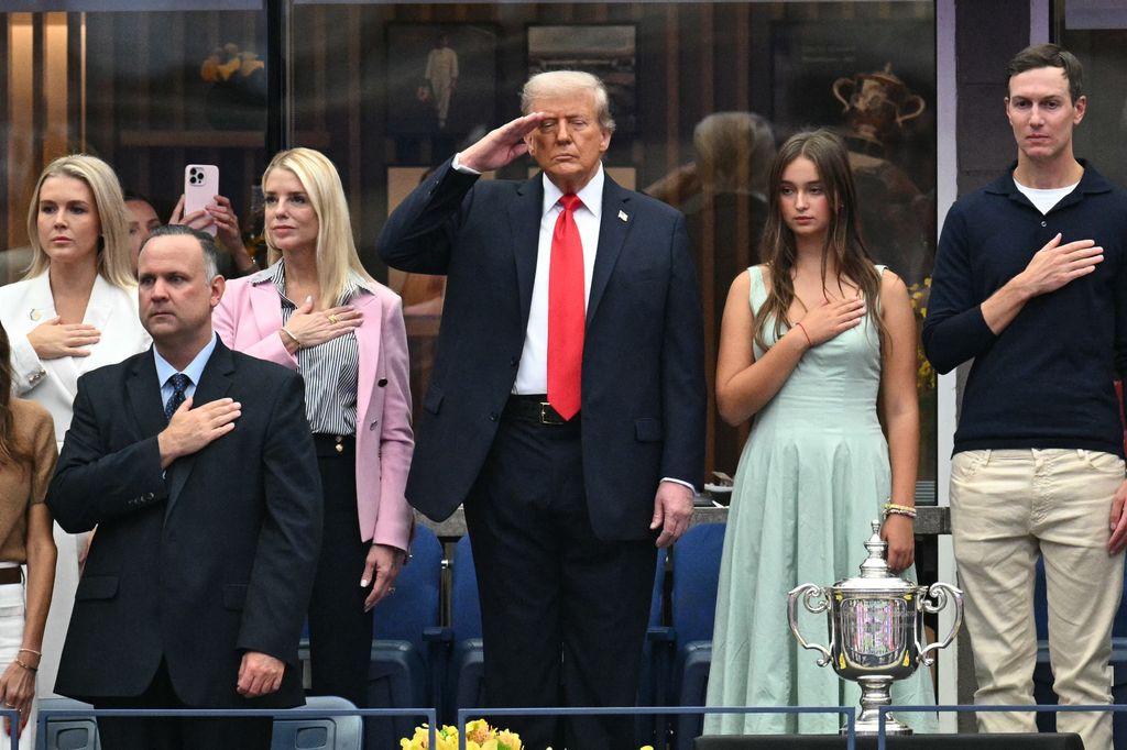 Donald Trump, con la secretaria de prensa Karoline Leavitt, la abogada general de los Estados Unidos Pam Bondi, su nieta Arabella Kushner y Jared Kushner, esposo de Ivanka, haciendo los honores patrios mientras se escucha el Himno Nacional antes de la final del US Open.