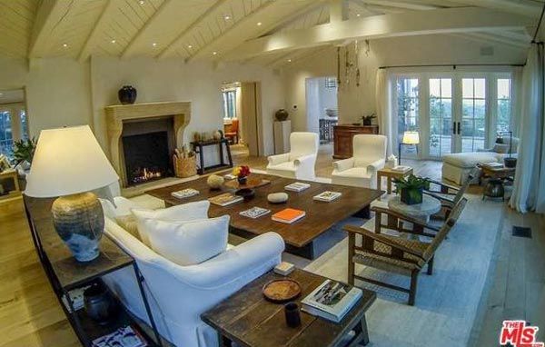 La casa principal de estilo europeo tiene dos pisos, un amplio salón con chimenea, tres dormitorios y tres baños © The MLS
