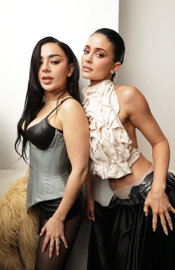 Charli XCX y Kylie Jenner en la premier de "The Moment".