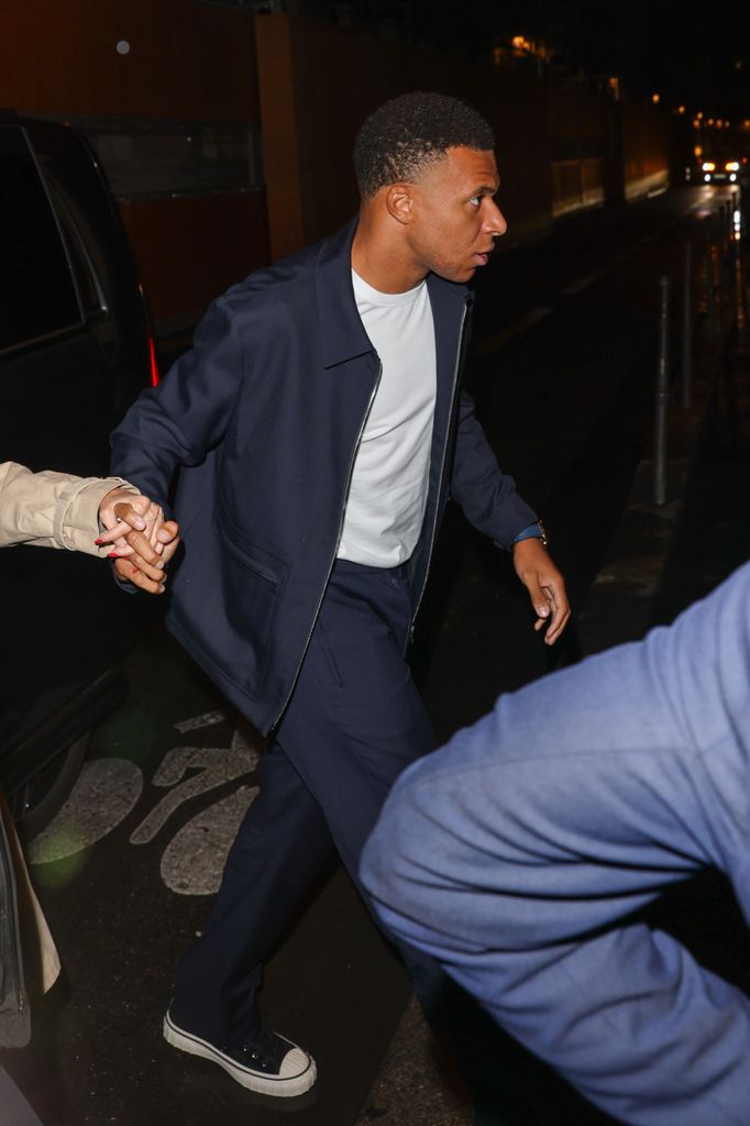 Kylian y Ester fueron vistos tomados de la mano a su llegada a un club en París.