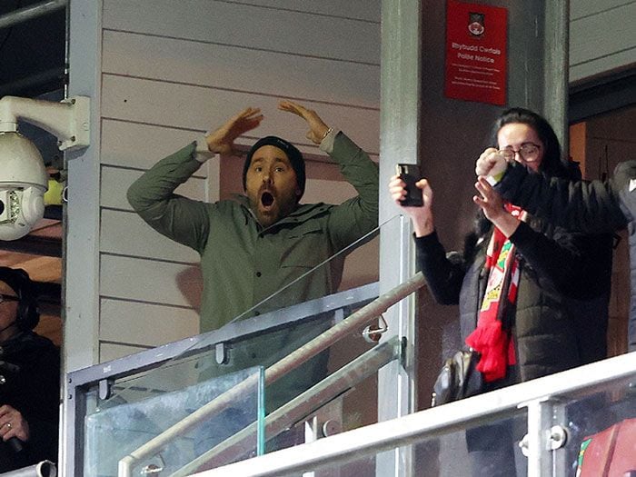 Ryan Reynolds animando en el fútbol 