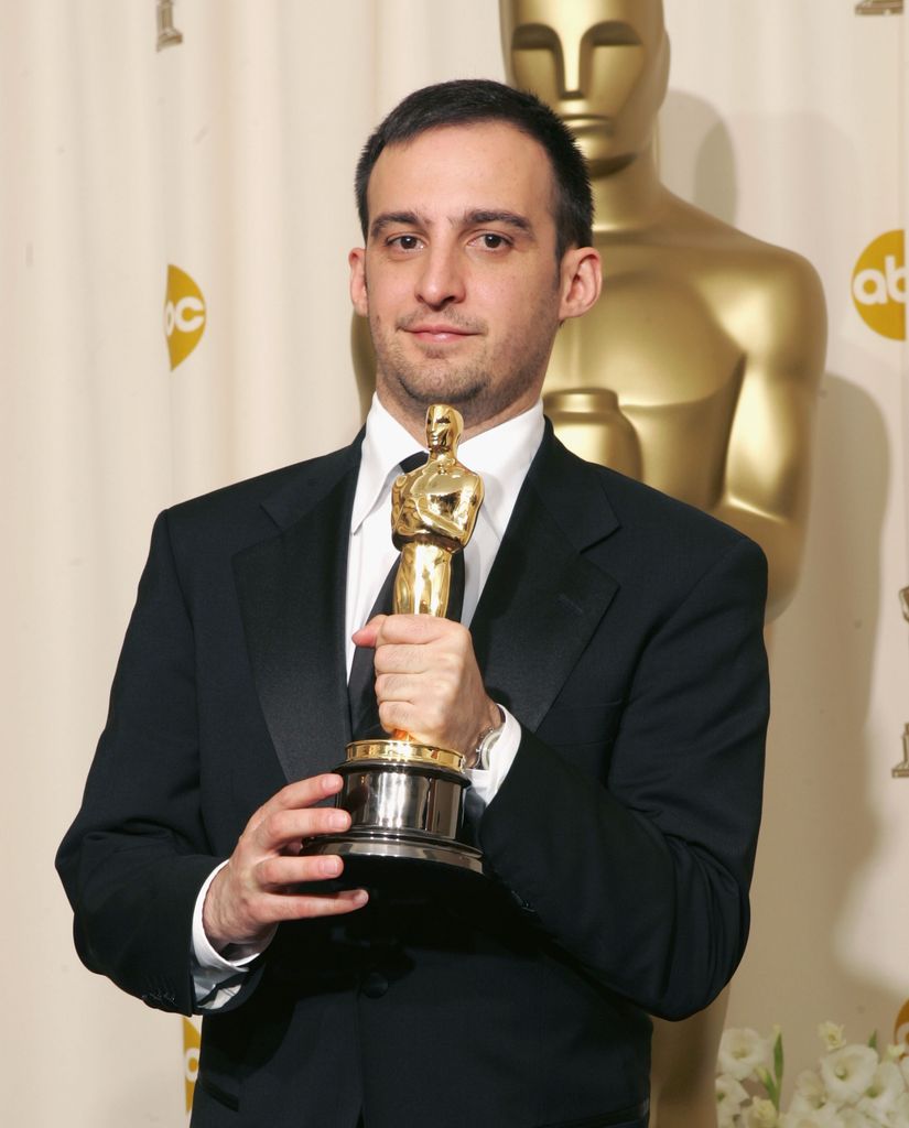 Alejandro Amenábar con su Oscar por 'Mar adentro'