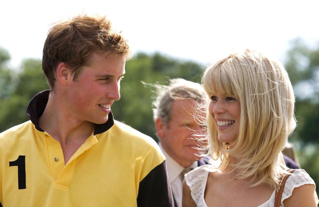 La modelo Claudia Schiffer besa al príncipe Guillermo mientras le entrega su premio por la victoria de su equipo en el partido de polo Porcelanosa Challenge Cup en Ashe Park, organizado para recaudar fondos para organizaciones benéficas juveniles locales