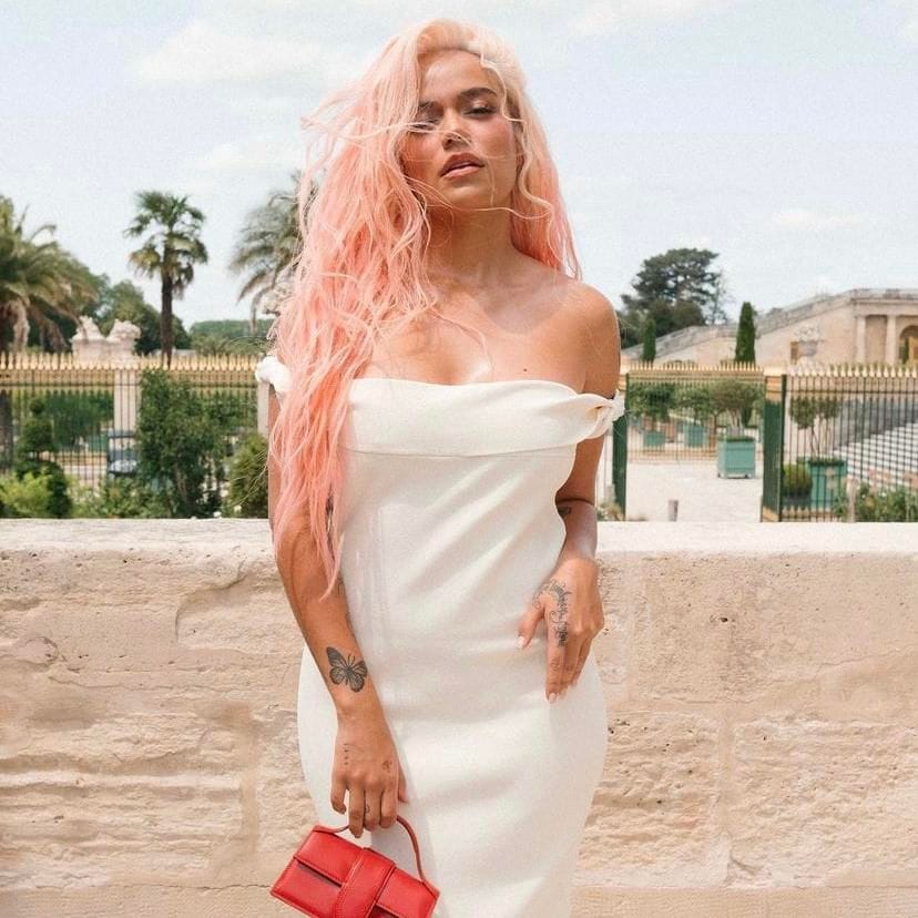La cantante ha elegido el color rosa para acompañarla en su más reciente era musical