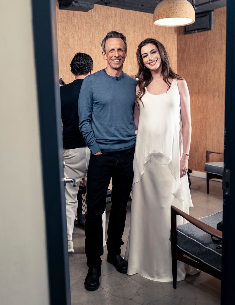 Seth Meyers y Anne Hathaway juntos en el set.