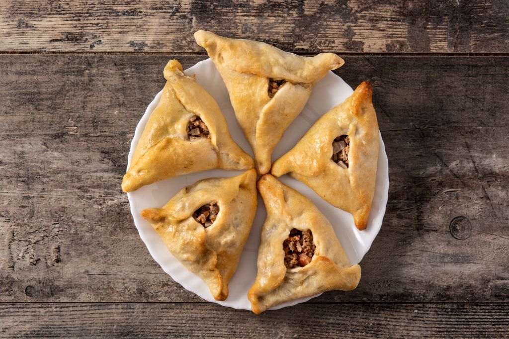 Este tipo de empanadillas suelen tener forma triangular.