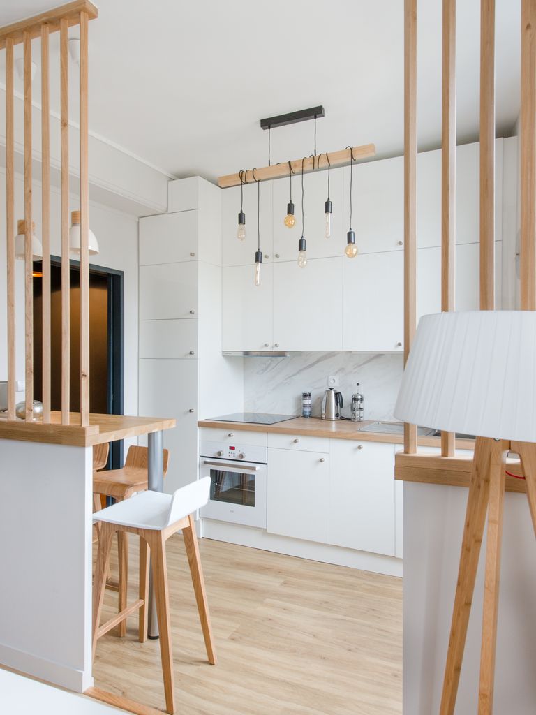 Cocina con barra de cocinas. 