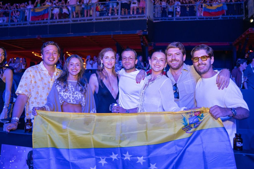 Chiara Ferragni junto a su novio y su grupo de amigos en el Starlite