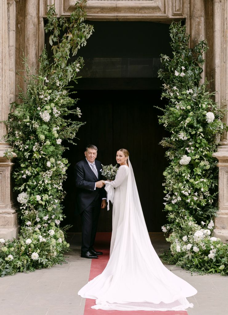 Columnas de flores a la entrada de la iglesia