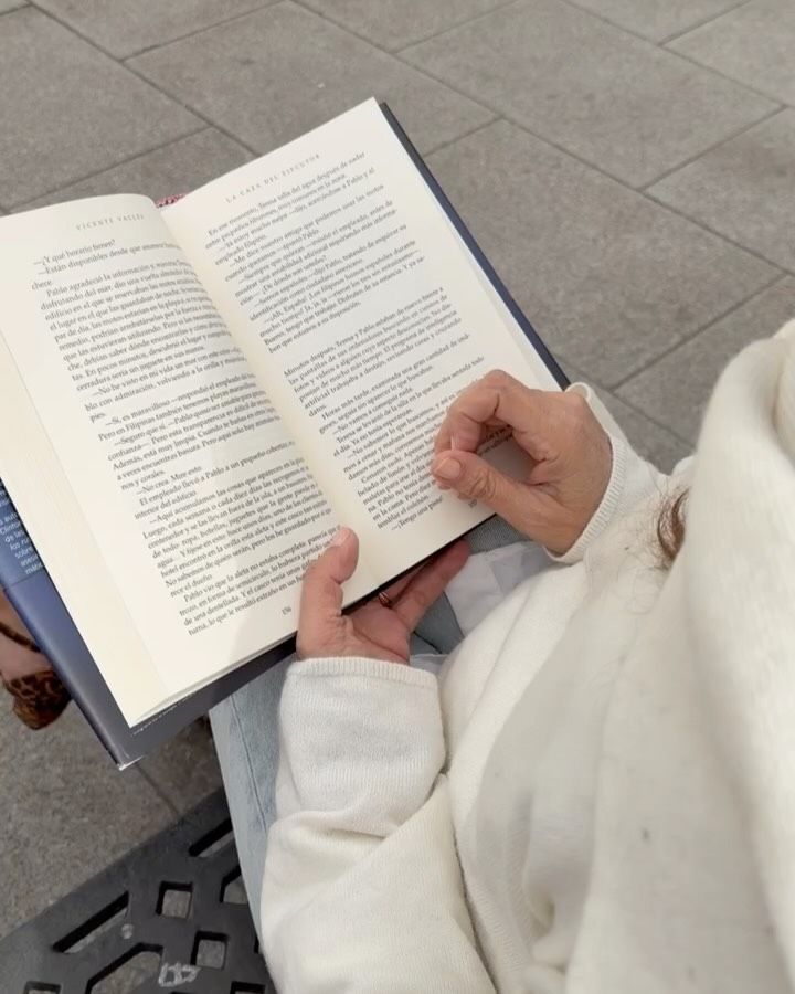 Mariló Montero leyendo la última novela de Vicente Vallés