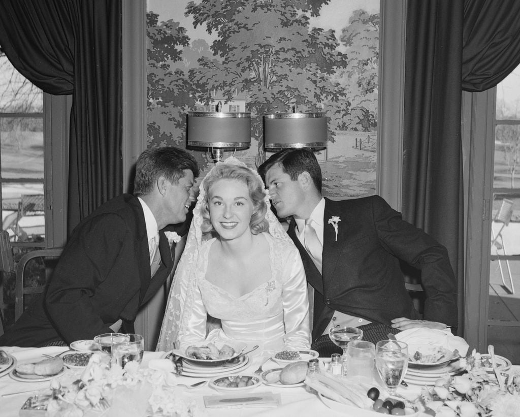 Boda de Joan y Ted Kennedy en 1958, entonces John F. Kennedy ya era senador