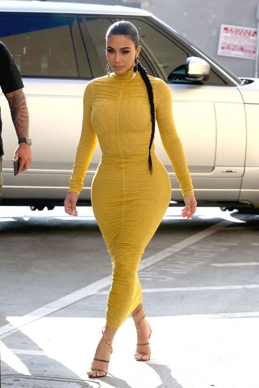 Kim Kardashian con un vestido amarillo