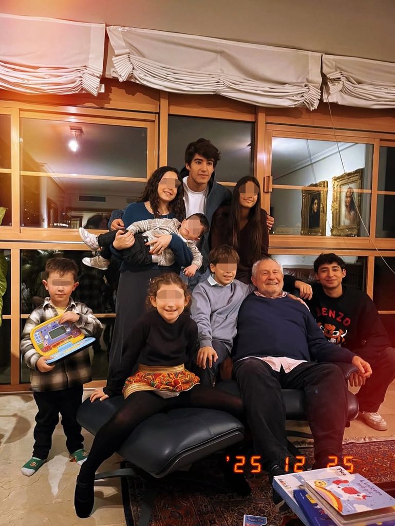 El padre de Nuria Roca rodeado de sus ocho nietos