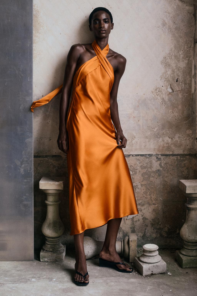 Vestido midi satinado, de Zara