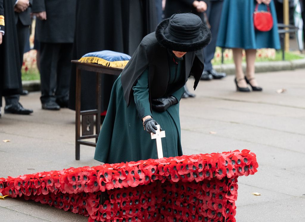 Plano medio de la reina Camilla en el Día del Recuerdo 2023
