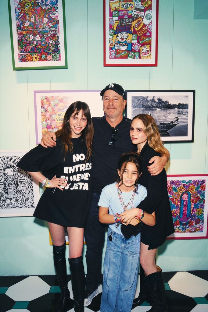 En la imagen, Minnie junto a su padre David West, su hermana Camila y su sobrina mayor Manola.