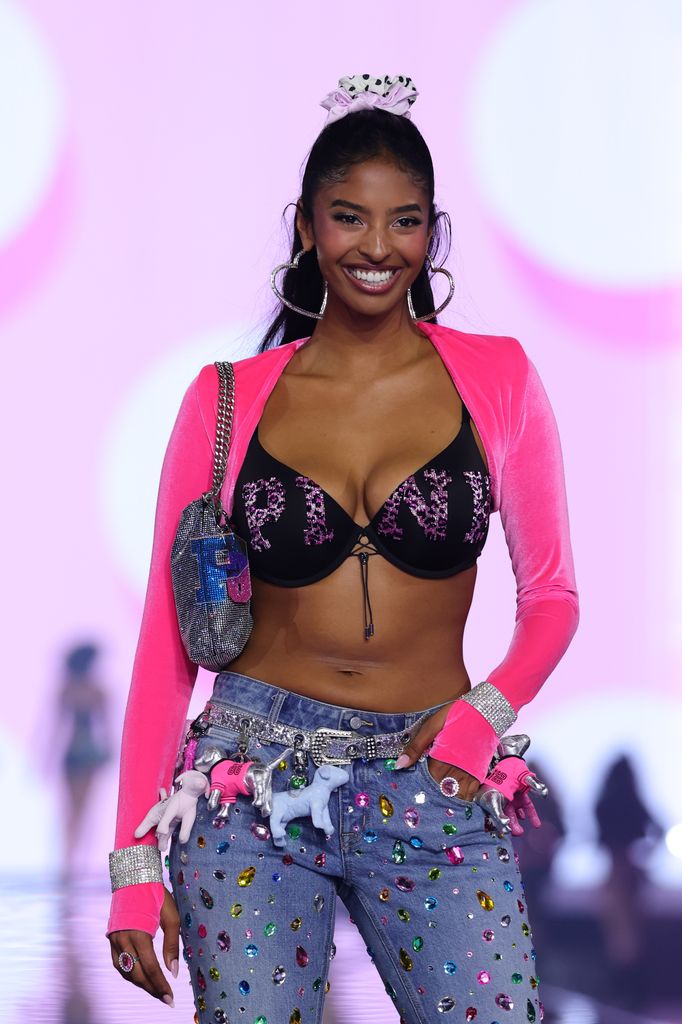 Natalia Bryant se dejó ver radiante sobre la pasarela del desfile, donde su mamá se mostró como la más orgullosa.