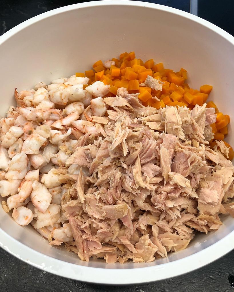 Pica todos los ingredientes antes de añadir la mayonesa y mezclar todo.