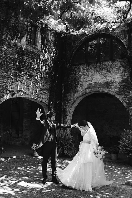 Los novios bailando en su boda