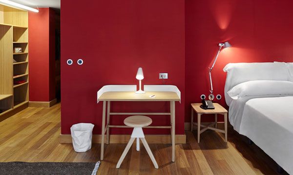 El hotel Camper de Barcelona celebra 10 años y lo hace imprimiendo a sus estancias y espacios un nuevo aire.
