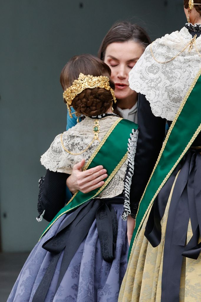 Doña Letizia besa a una de las niñas vestida de fallera 