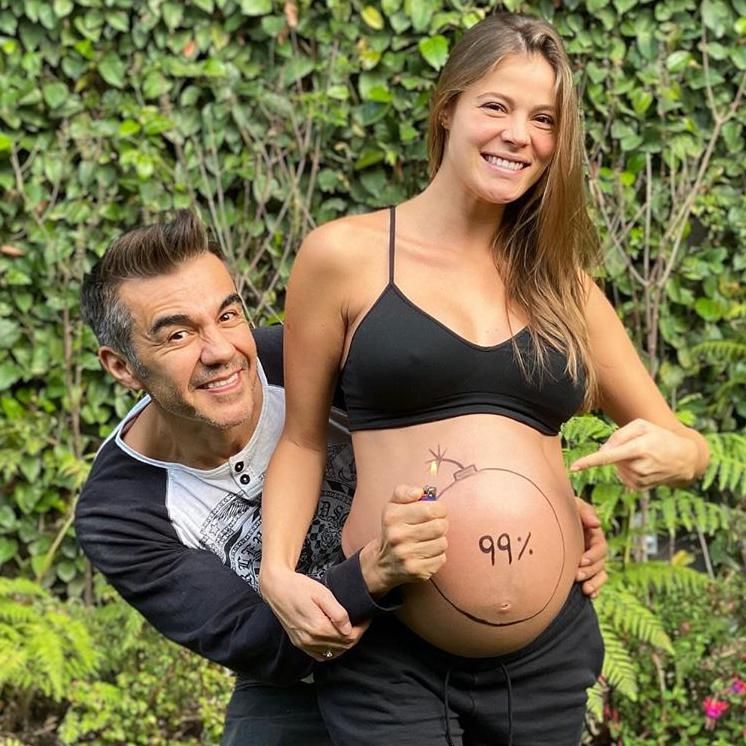 Adrián Uribe y su novia
