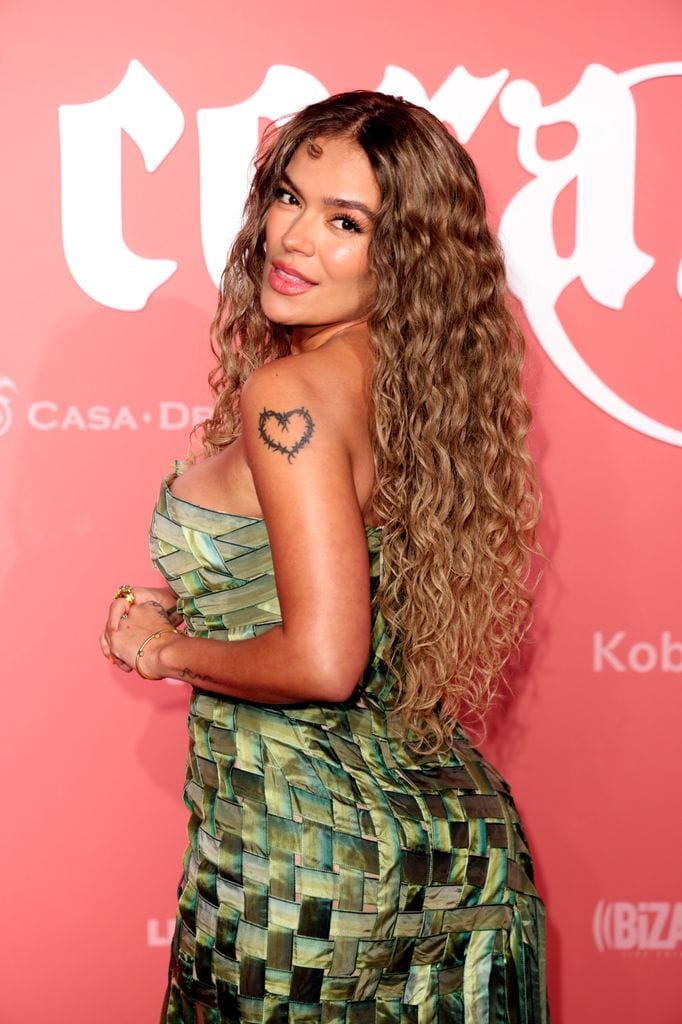 Karol G apuesta por implementar el “mermaid hair”. 