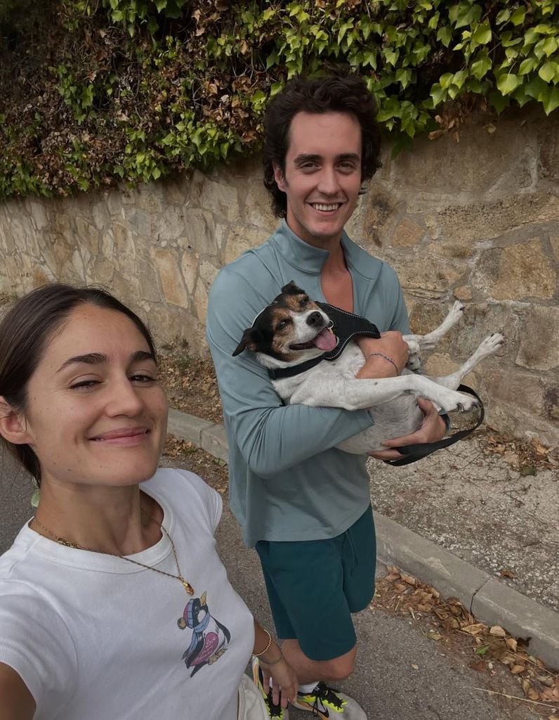 El hijo de Carmen Morales, Christian, con la perrita en brazos y su novia, Adriana