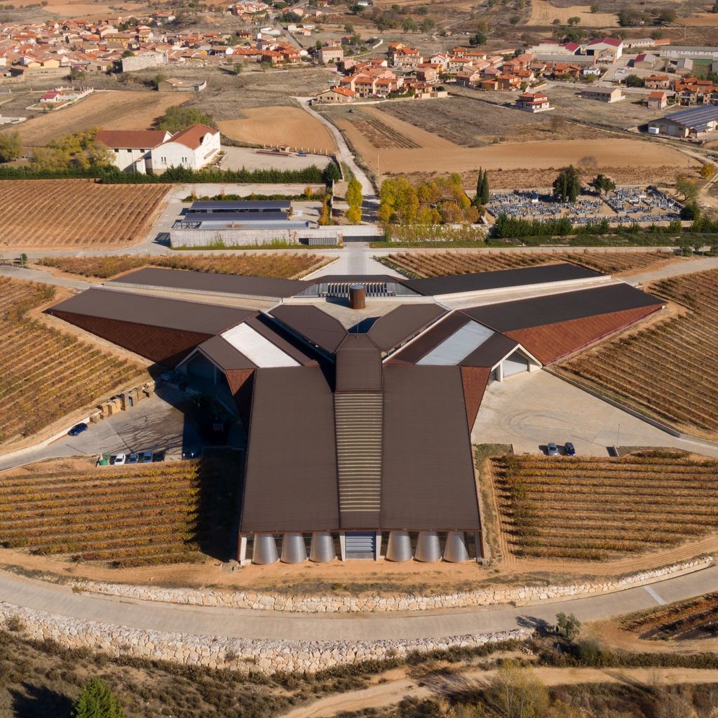El diseño del edificio, en forma de trébol, lo firma el estudio de Norman Foster.