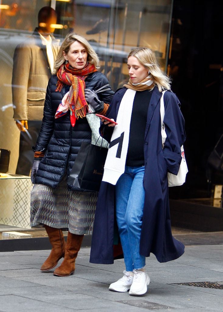 Lulu Figueroa Domecq con su madre Lucila Domec por Madrid