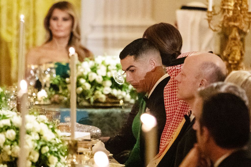 Cristiano Ronaldo en la cena en la Casa Blanca con Melania Trump al fondo.