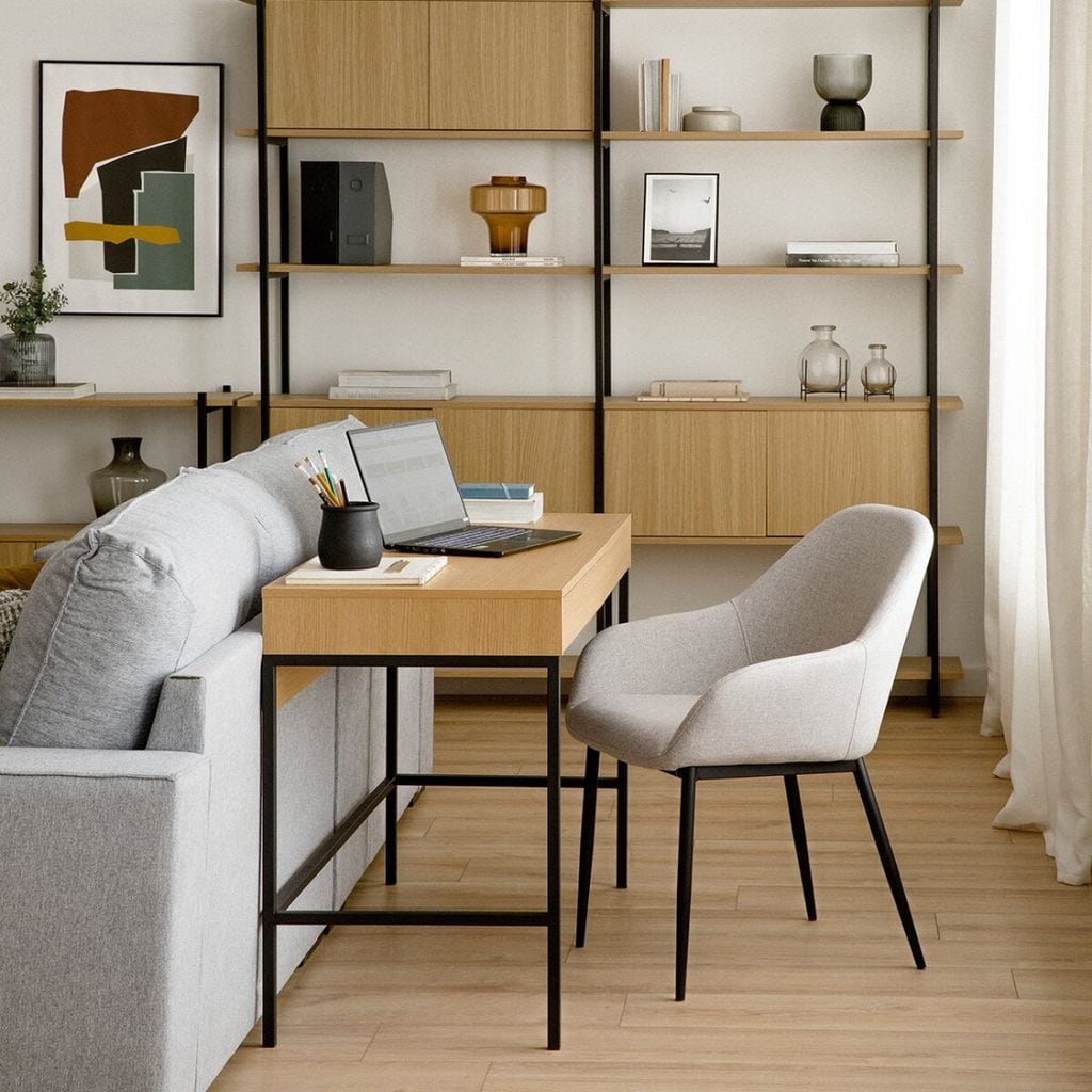 Escritorio apoyado en la trasera del sofá