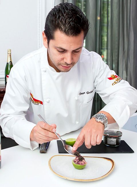 El chef Diego Gallegos, del restaurante 'Sollo', emplata su 'Kimchi de esturión y caviar ecológico de Riofrío', otra de las creaciones que se pueden degustar en estas jornadas.
