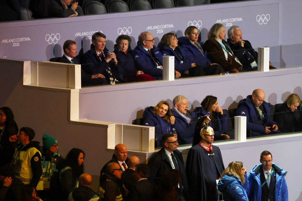 La princesa Ana y el vicealmirante Sir Timothy Laurence asisten a la ceremonia inaugural de los Juegos Olímpicos de Invierno Milano-Cortina, junto a Alberto II de Mónaco y el Gran Duque Enrique de Luxemburgo