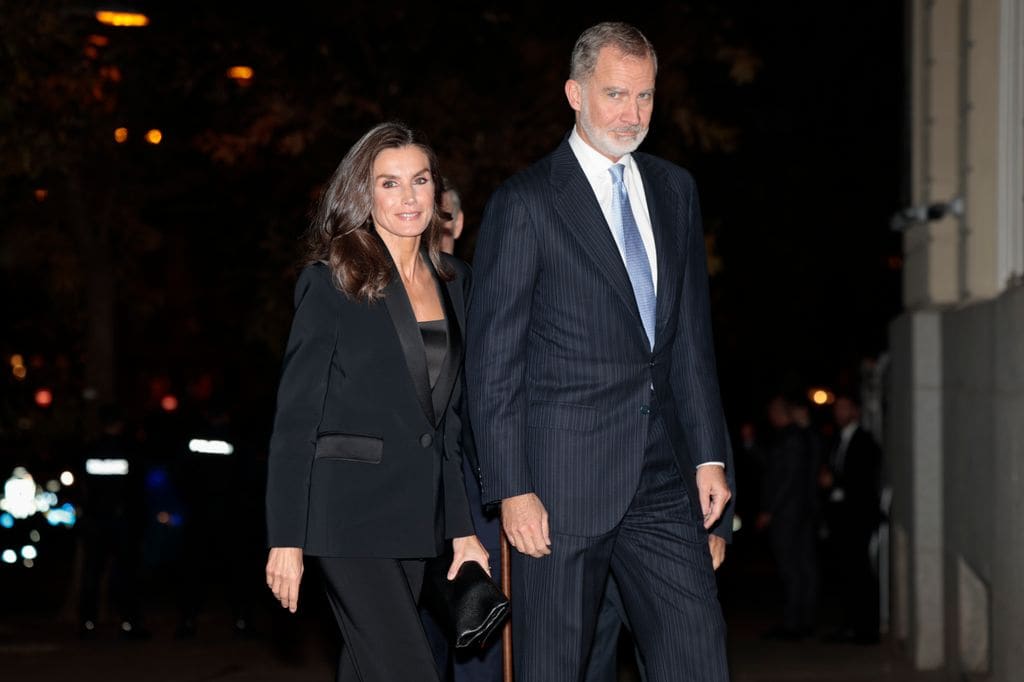 Plano medio de los reyes de España llegando a los premios Francisco Cerecedo 2024