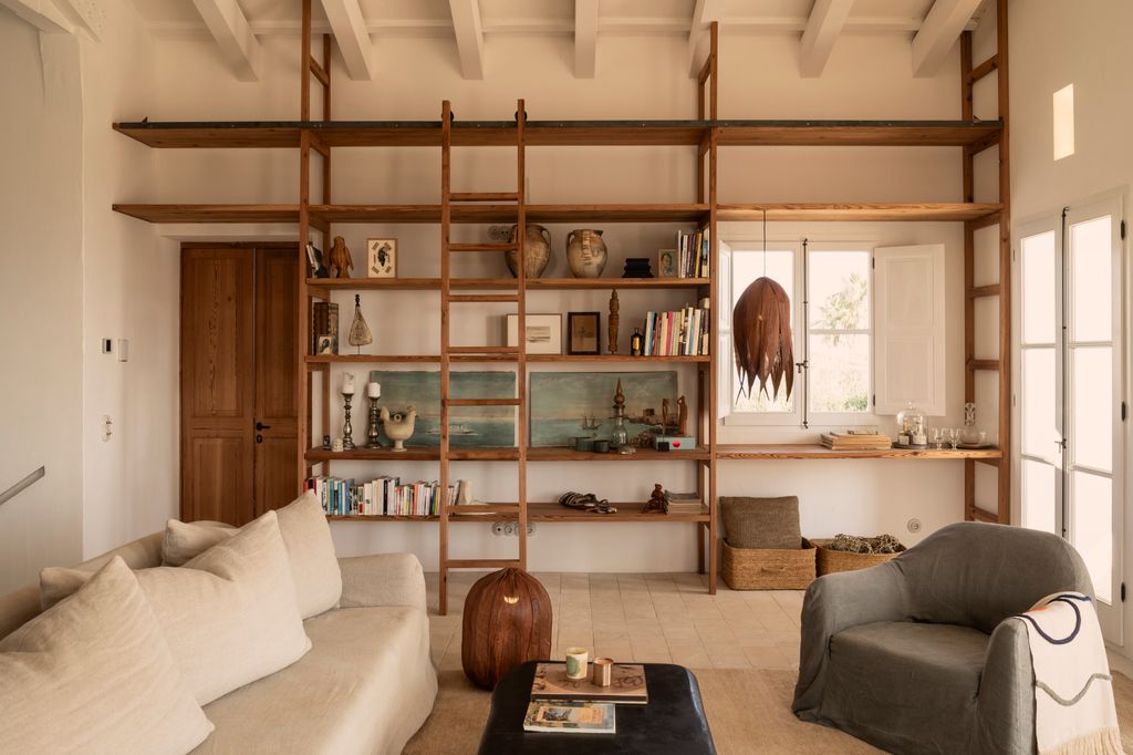 Salón con estantería de madera