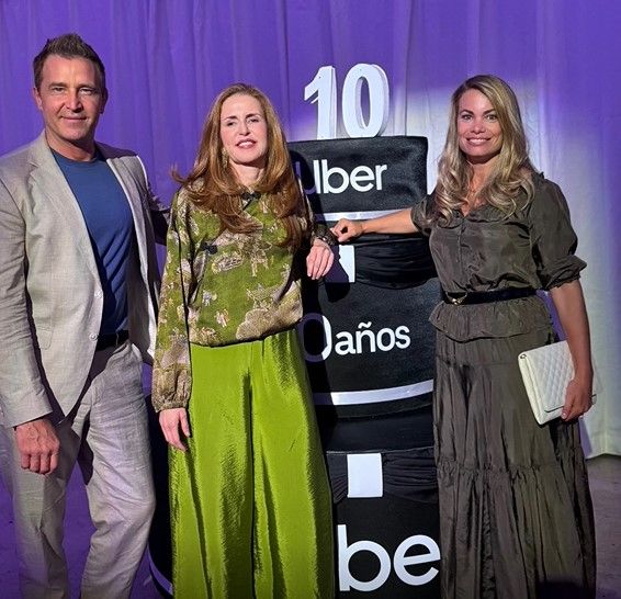 Carla Goyanes junto al actor Fernando Gil y la presidenta de Uber en España