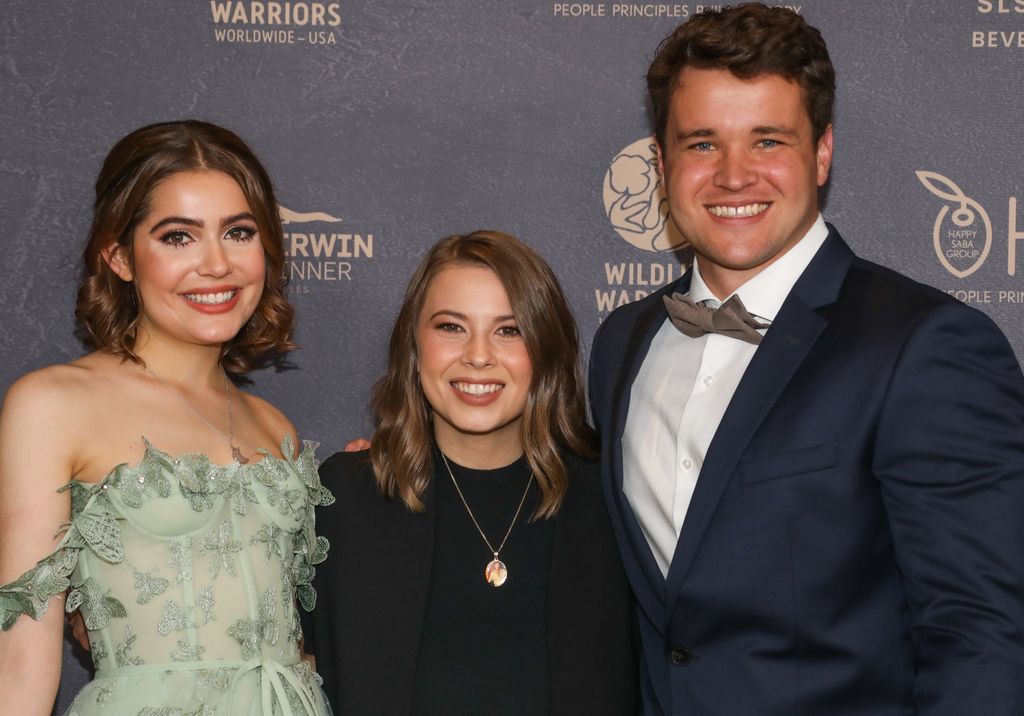De izquierda a derecha: Emmy Perry, Bindi Irwin y Chandler Powell