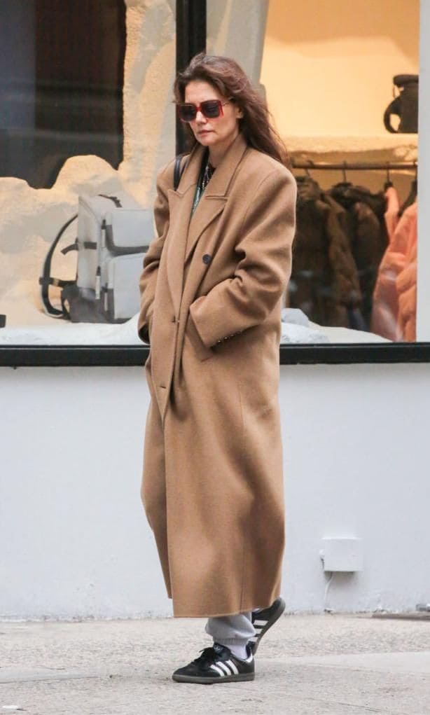katie holmes abrigo