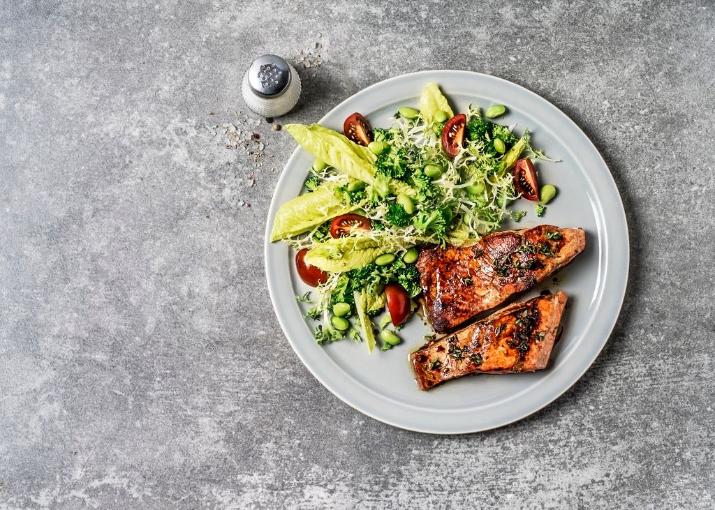 salmón con ensalada 