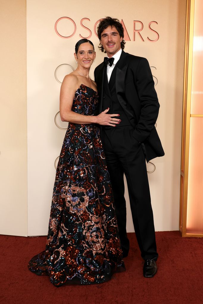 Jacob Elordi con su madre, Melissa Elordi, en los Premios Oscar 2026 celebrados en el Dolby Theatre de Hollywood, California, el 15 de marzo de 2026