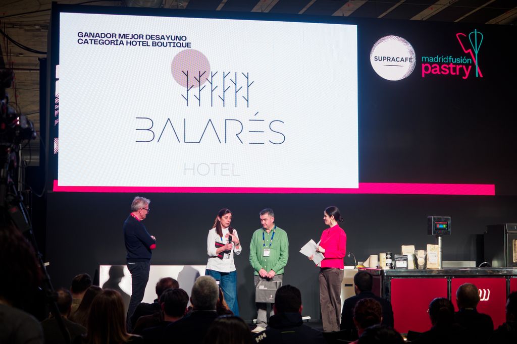 En el centro de la imagen, Silvia Facal y Rafa Varela, recogen su premio.