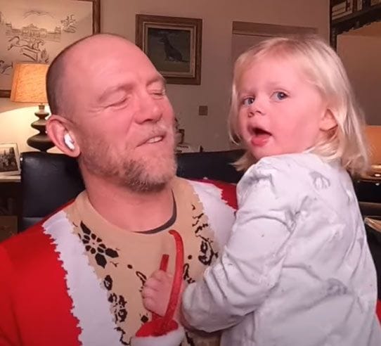 Mike Tindall con sus hijas Mia y Lena