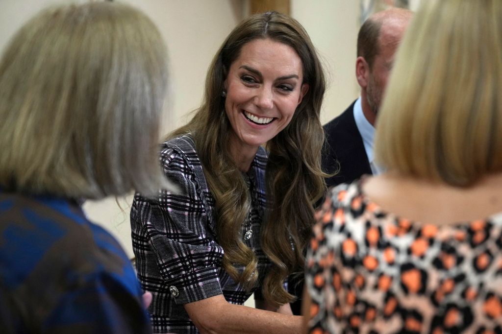 La princesa lucía deslumbrante con un vestido a cuadros otoñal      
