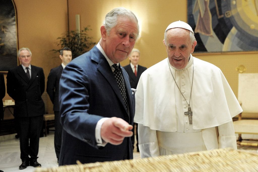 Los reyes Carlos y Camilla en el Vaticano con el Papa Francisco 