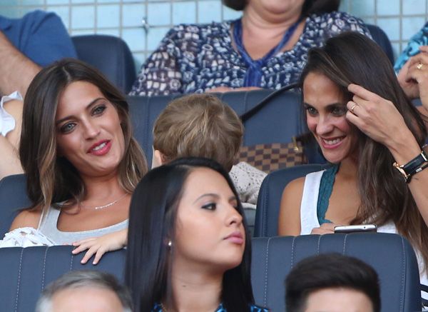 Sara estuvo en las gradas con Alicia Roig, mujer del futbolista Raúl Albiol. Y es que el Oporto se enfrentaba al Nápoles, equipo en el que juega Albiol
