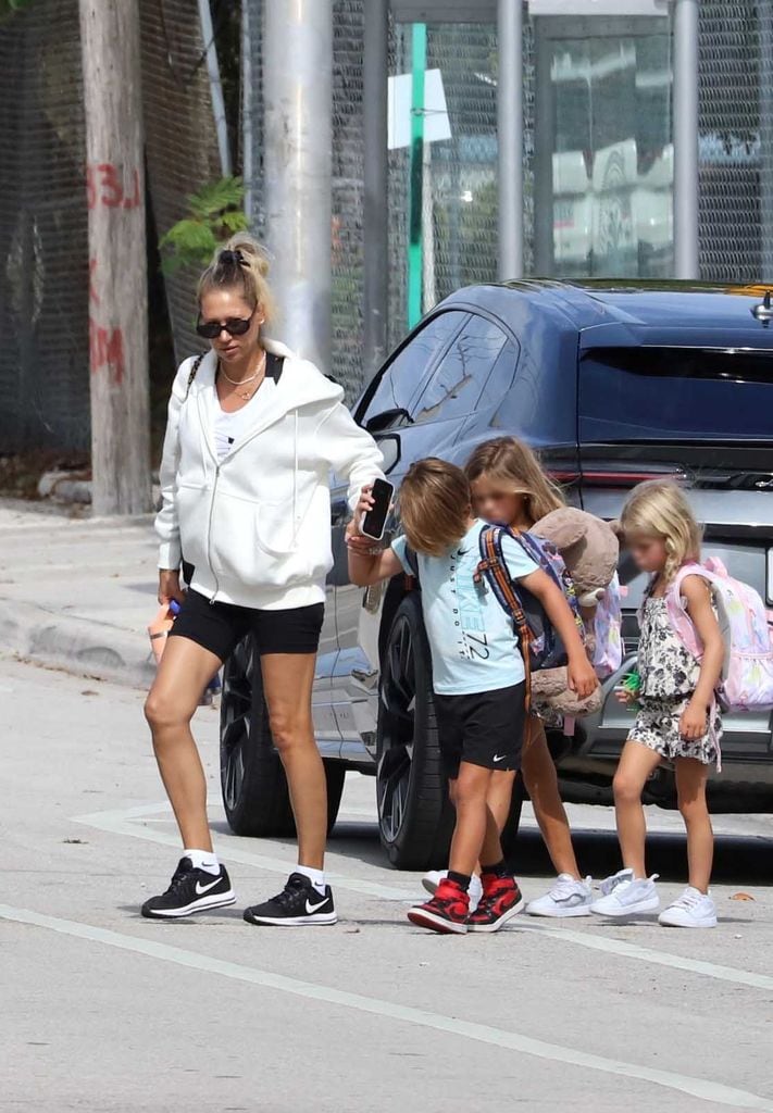 La estrella del tenis Anna Kournikova fue vista llevando a sus hijos a la escuela en Miami.