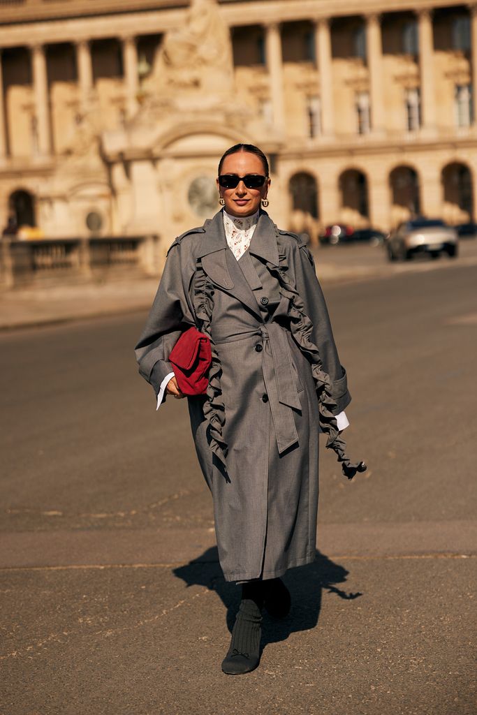 Look con gabardina gris