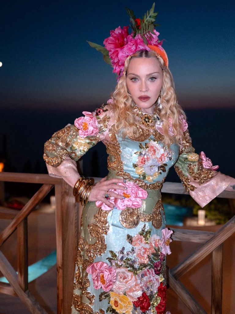 Madonna usó un espectacular vestido de Dolce & Gabbana en su festejo cumpleañero.