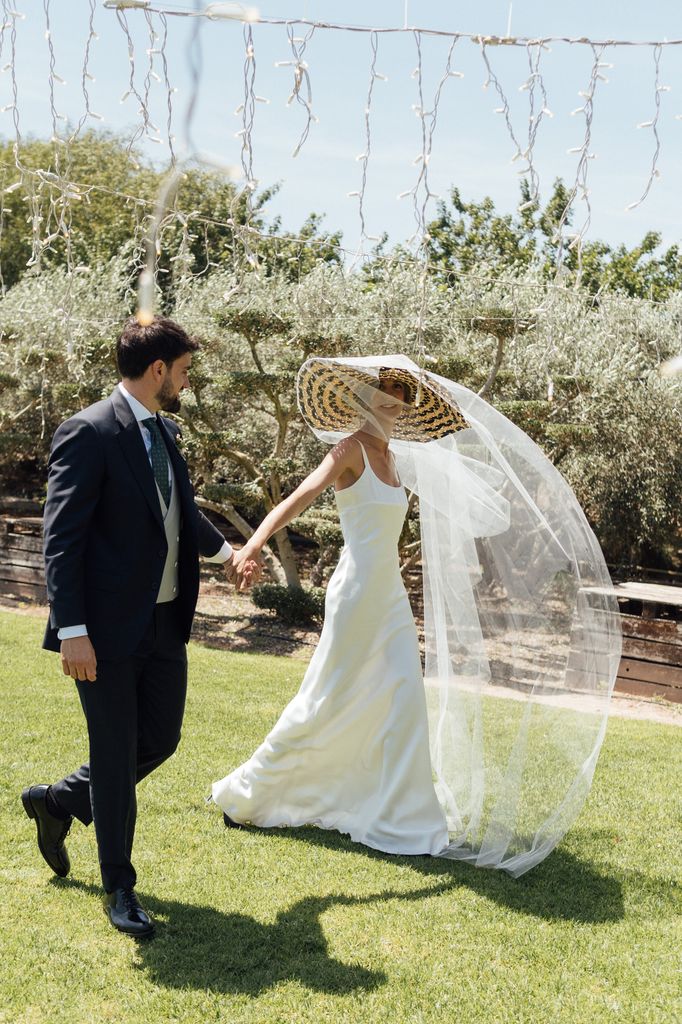 Novia con pamela bicolor y look de Helena Mareque